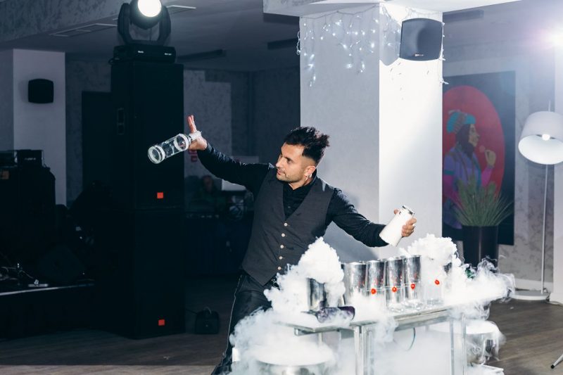 бармен показывает трюки на выпускной